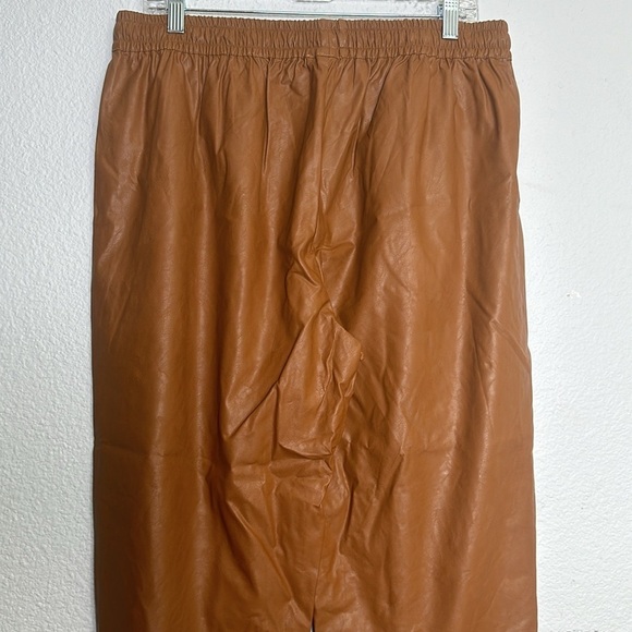 Tyler Boe Women’s Size Large Tan Faux Leather Pull On Joggers - Picture 6 of 12